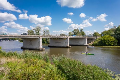 Foto van Lingebrug met kano-gedichten