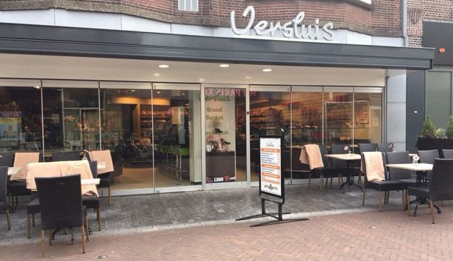 Voorkant Bakkerij Versluis op de Voorstraat in Woerden