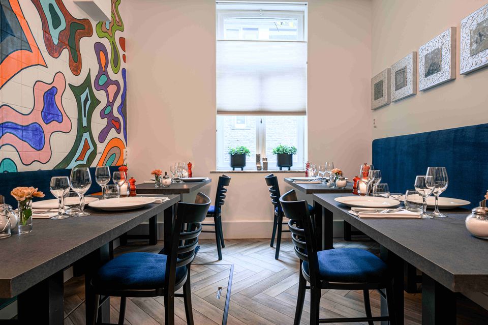 Gracht 62 B&B Maastricht ontbijtzaal tafels