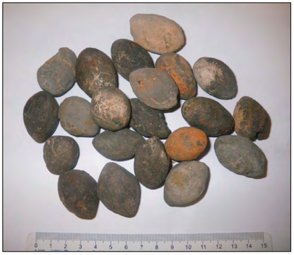 Tamelijk zeldzaam: slingerkogels als bijgift in een graf. Bron. Corver 2012