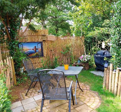 Gastentuin met verlichting en gas bbq