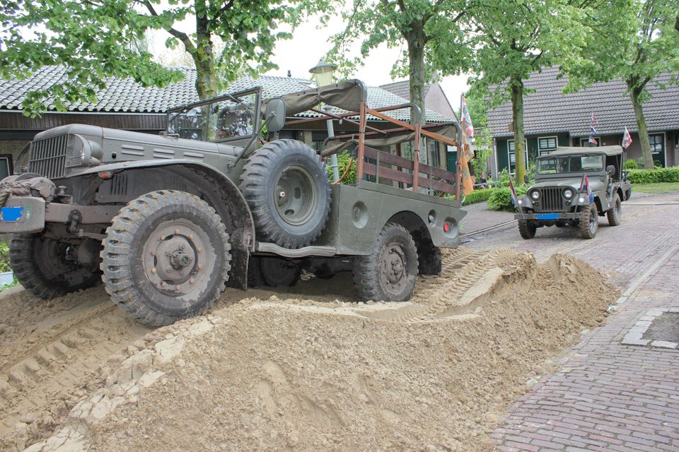 Legerjeep op zandduin