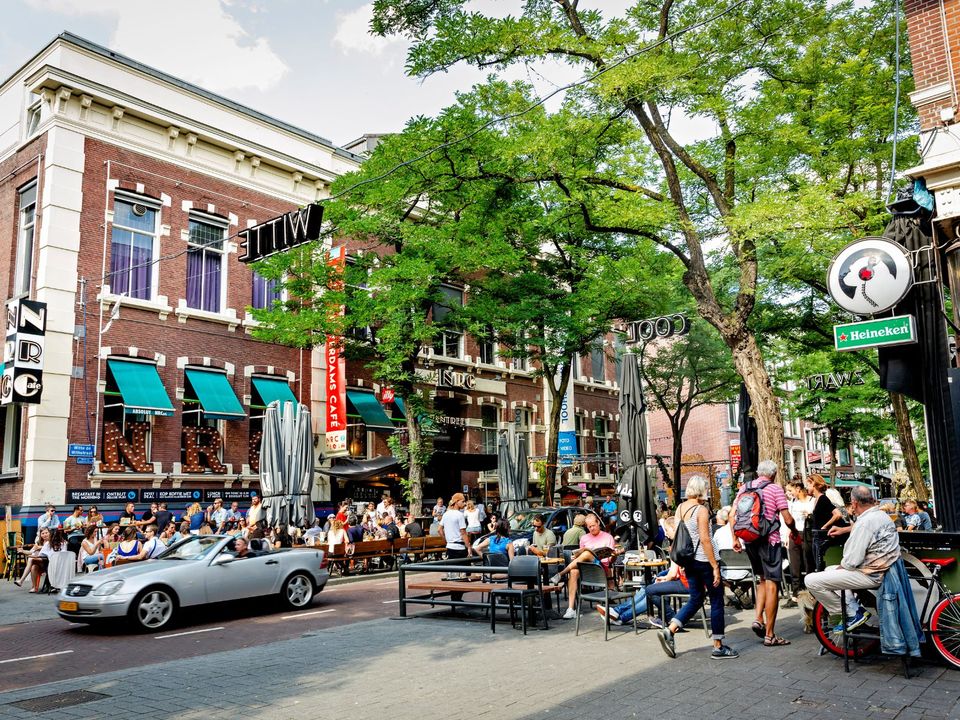 Bezoekers die genieten van de gezellige sfeer op de Witte de With straat in Rotterdam centrum