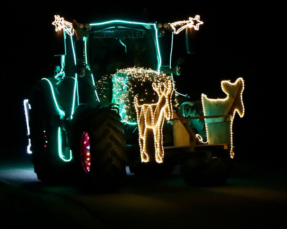 Verlichte trekkeroptocht in de Beemster