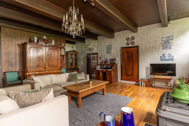 De sfeervolle woonkamer van de Boerstee, die vaak wordt omschreven als klein museum