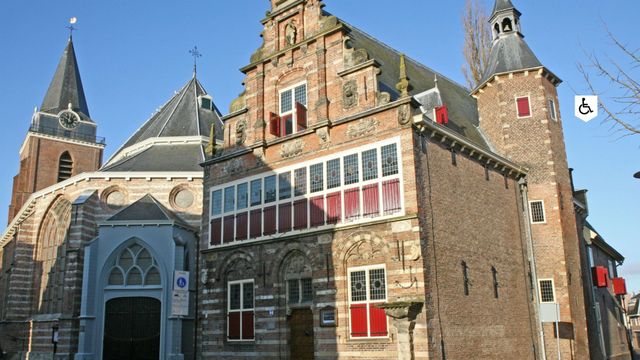 Stadsmuseum Woerden, historisch gebouw in de binnenstad naast de kerk, cultureel erfgoed van Woerden.