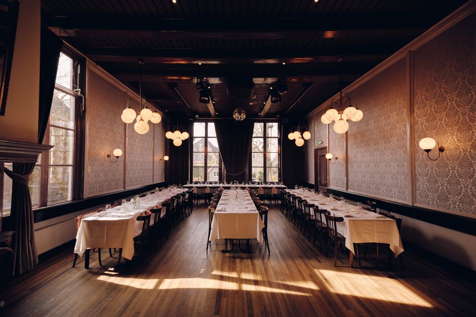 De grote zaal met dineropstelling van Het Broeker Huis