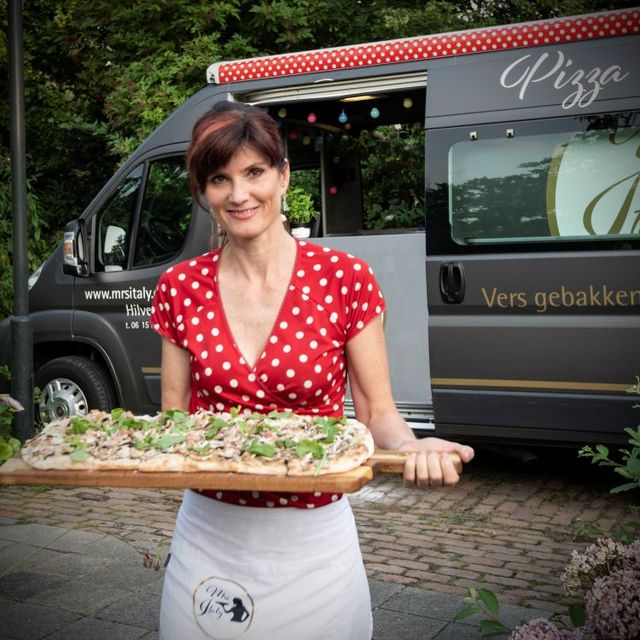 First Friday Pizza & Wijn