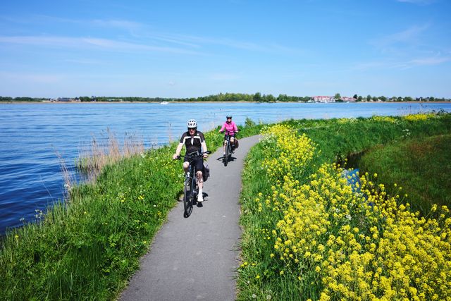 Twee fietsers langs de Morra op het Morrapead.