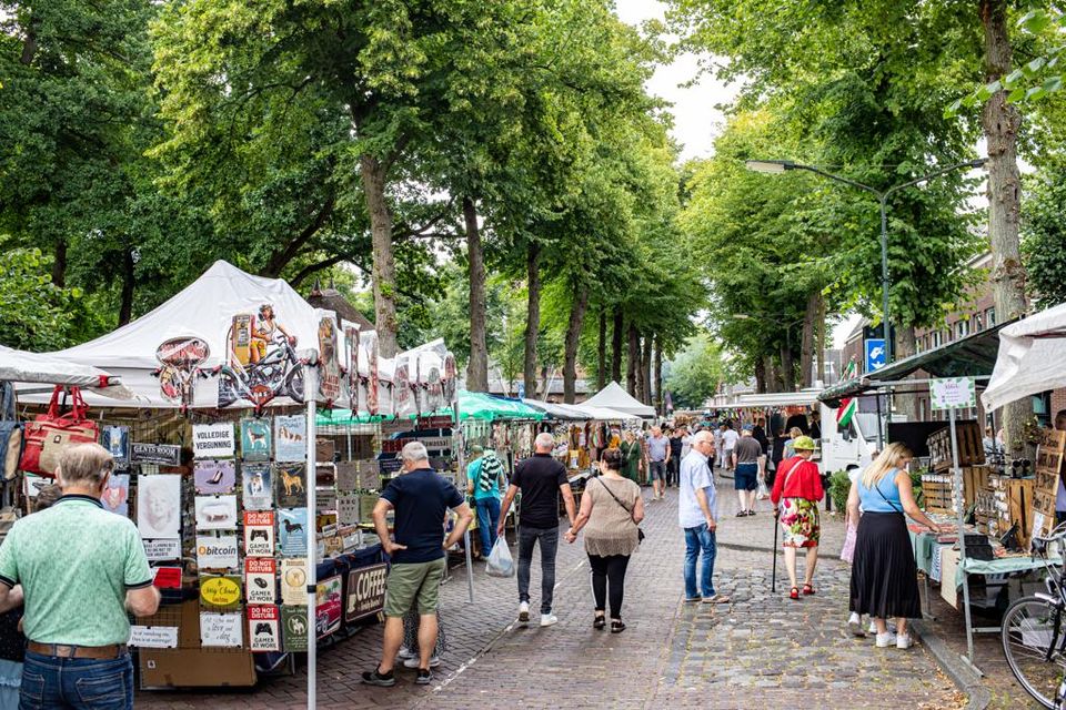 Bezoekers lopen langs kramen van de jaarmarkt op De Lind in Oisterwijk
