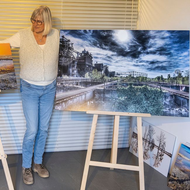 Wilma Wijnen met 2 van haar foto's