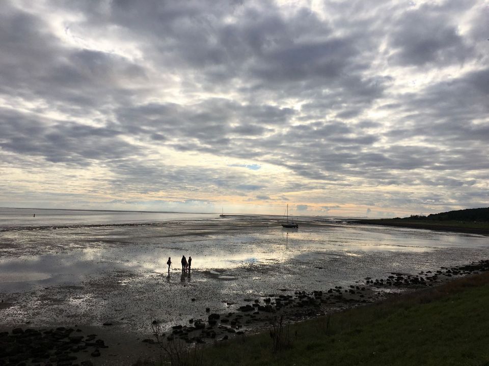 Excursie drie mensen op het wad Vlieland met droogvallende boot