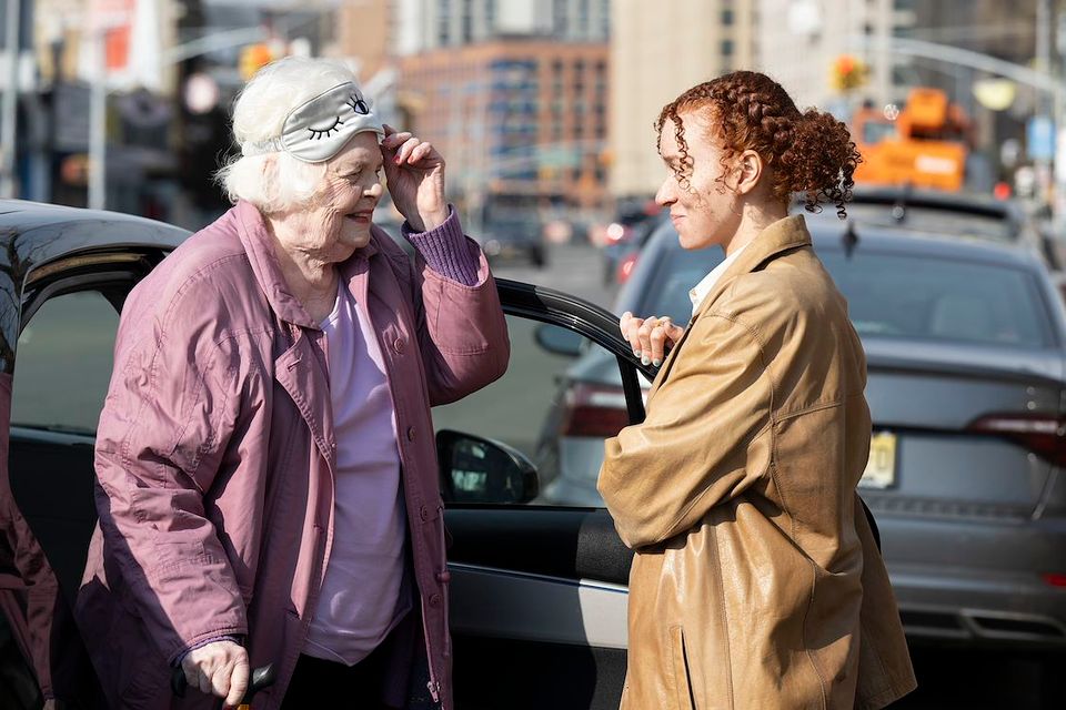 Oude en jonge vrouw bij een auto