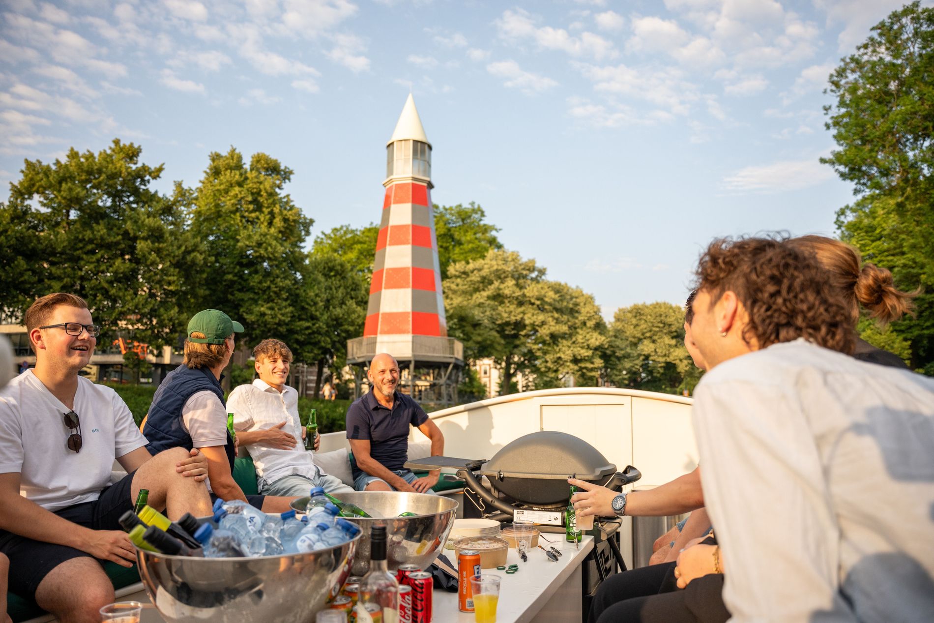 Varen met vrienden door Breda: BBQ boot