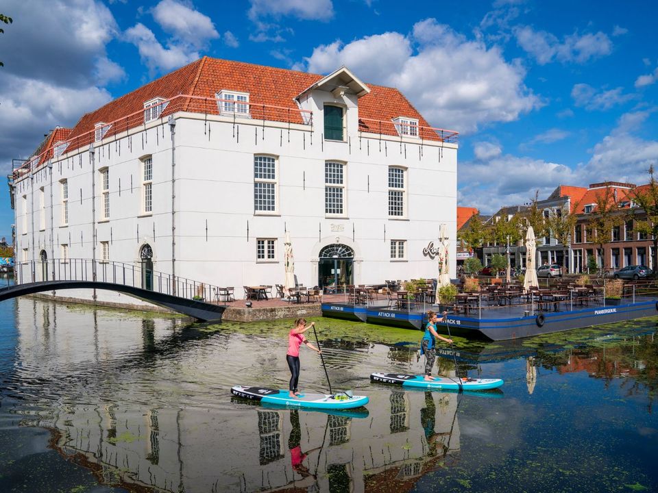 Twee dames die suppen op de grachten van Delft
