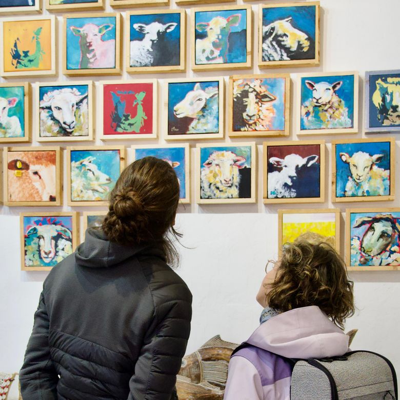 Bezoekers bekijken de schapenwand