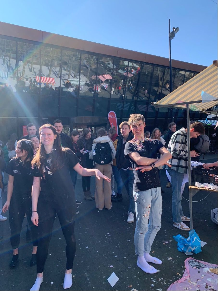 Openingsmarkt RU (Op de foto Studievereniging Den GWS, die zich met taart liet bekogelen die anders weggegooid zou worden door de supermarkt)
