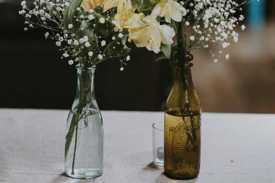 Twee vaasjes met bloemen
