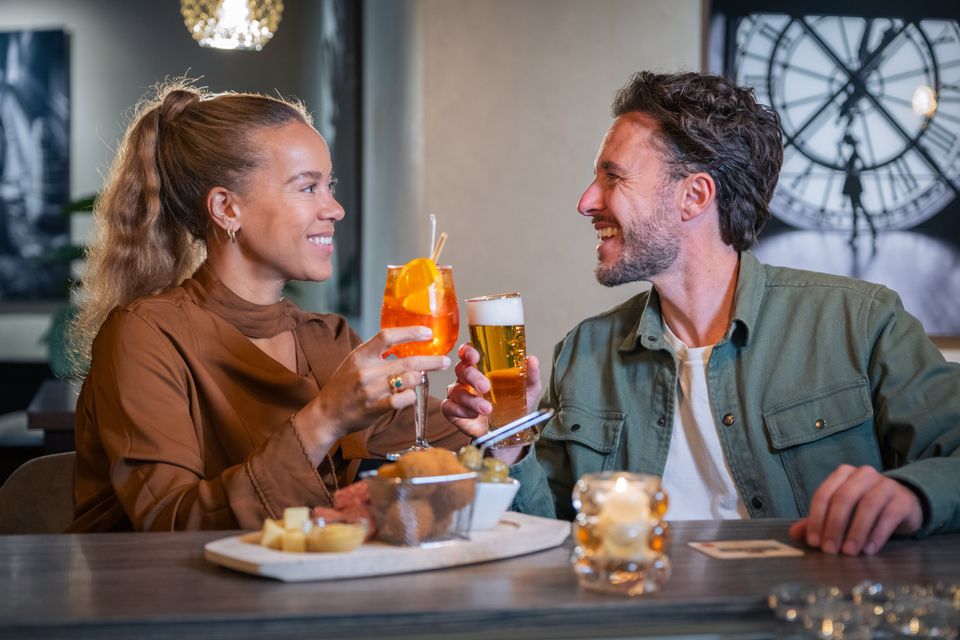 Borrel aan de bar bij Restaurant Hotel Asteria