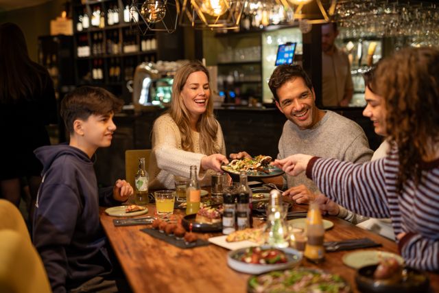 Gezin geniet van een diner bij Chefz Proeflokaal