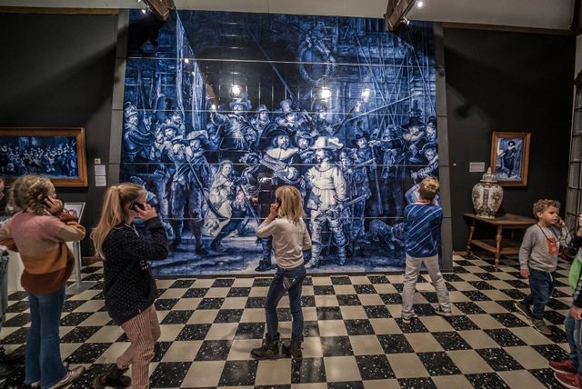 Kinderen die luisteren naar een audio rondleiding voor het cultuurbarbaren