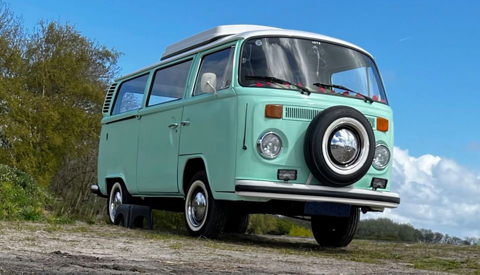 De voorkant van de tourbus van Typical Dutch Tour