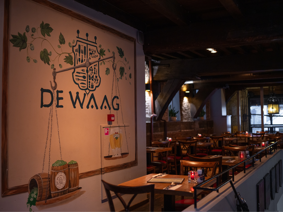 Binnen bij De Waag, een restaurant in Delft