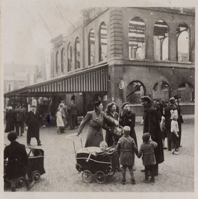 De ruïne van De Waag in het centrum van Sneek na de bevrijding
