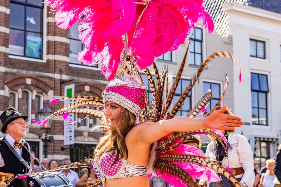 Braziliaanse sferen in Harlingen tijdens het Visserijdagen Sambafestival.