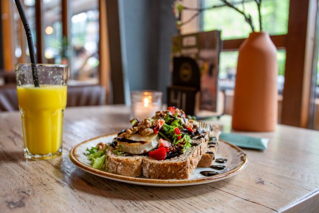 Lunchgerecht met vruchtensap bij een eetcafé in Best.