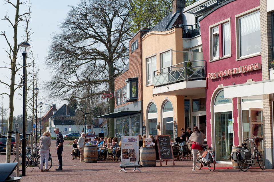 Terras voor Slijterij Wijnhandel Van der Linden aan de Van Weedestraat in Soest, met bezoekers aan tafels.