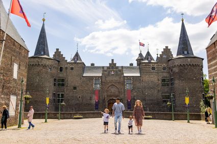 Gezin bezoekt Kasteel Helmond