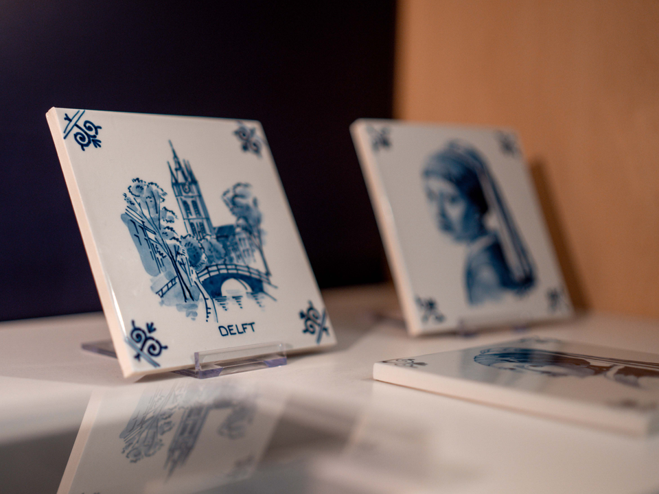 Binnen bij de winkel van Royal Delft met een Delfts Blauw tegeltje van Delft en het Meisje met de Parel