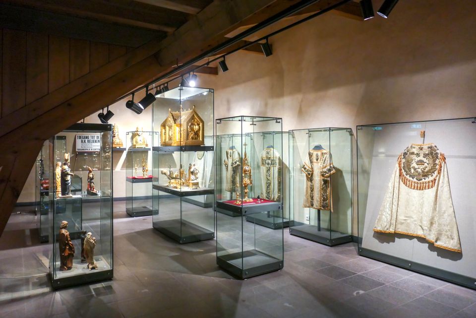 Schatkamer Sint Servaas basiliek Maastricht ruimte met vitrines en relikwieen