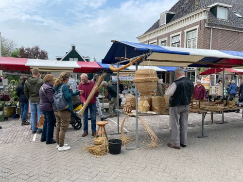 Marktkramen bijenmarkt op het Kerkplein in Westbeemster