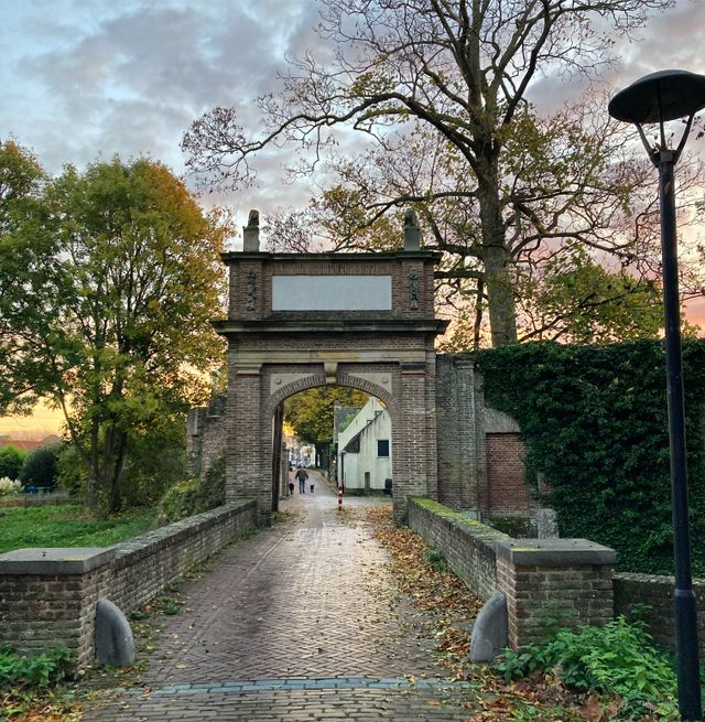 De zon gaat onder achter de Hofpoort van het oude Kasteel Batenstein
