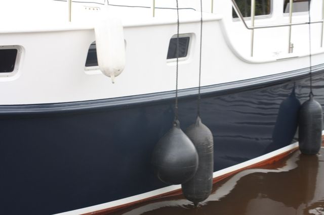 Deel van een boot met boeien.