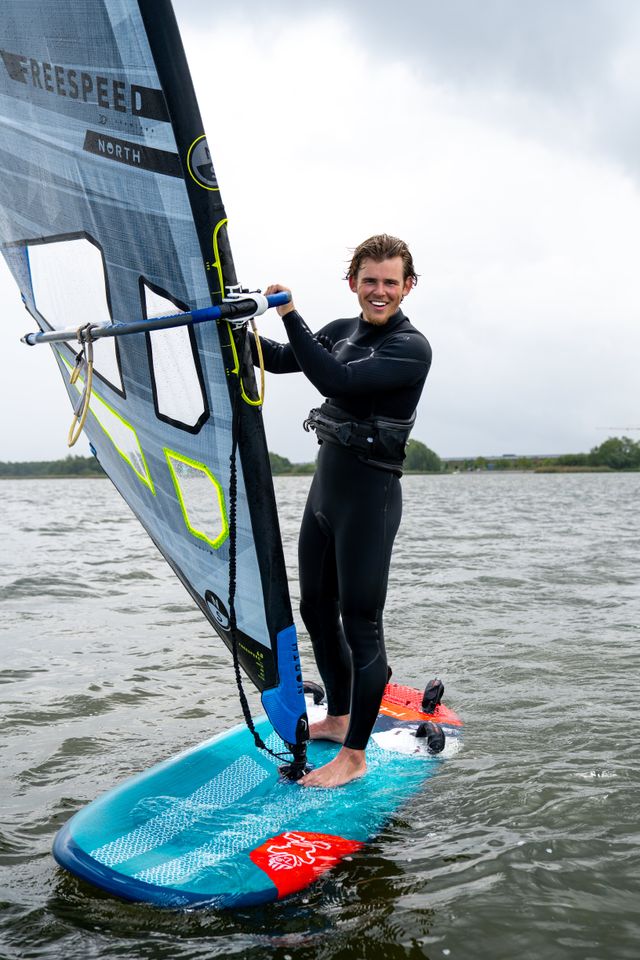 Jongen op een surfboard.