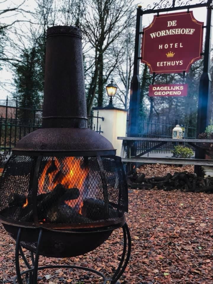 Hotel & Eethuys de Wormshoef met vuurkorf buiten