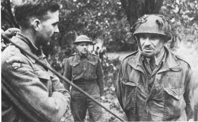Generaal-majoor Sosabowski met links majoor Desmond Pascale van The Dorsetshire Regiment in Valburg. Sosabowski's alternatief voor de Rijnoversteek werd afgewezen.