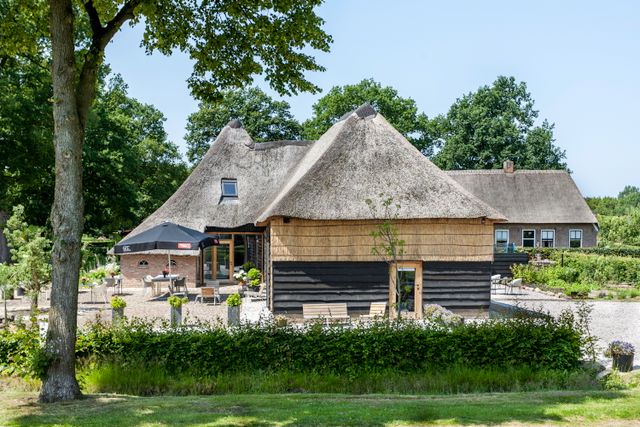 Authentieke boerderij met grote tuin waarin je kan zitten.