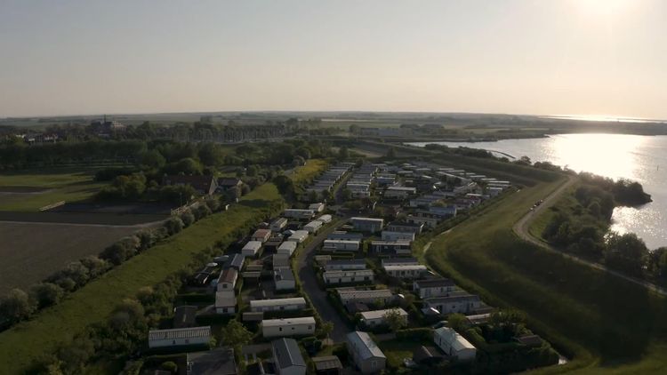 Op-Schouwen-Duiveland-Caravanpark-Grevelingenpolder-Foto-Vanuit-De-Lucht-Caravans