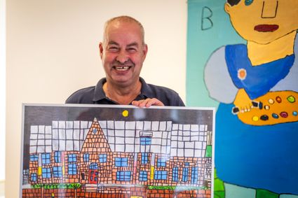 Bardo met zijn werk waarop Museum Dr8888 te zien is