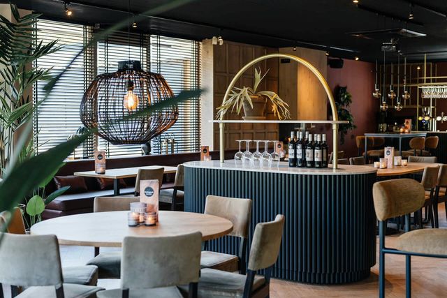 Interieur van het Bomenpark met de bar en tafels met stoelen