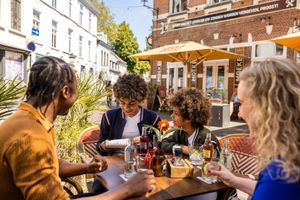 Gezin geniet op terrasje in het Ginneken in Breda