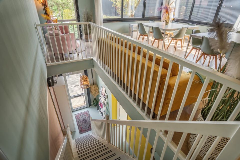 Een foto van het trappenhuis met een witte trap.