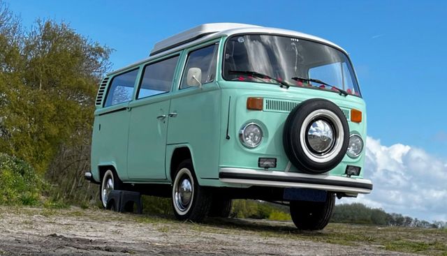 De voorkant van de tourbus van Typical Dutch Tour