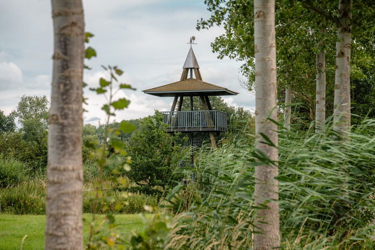 Uitkijktoren 't Meulke tussen de bomen