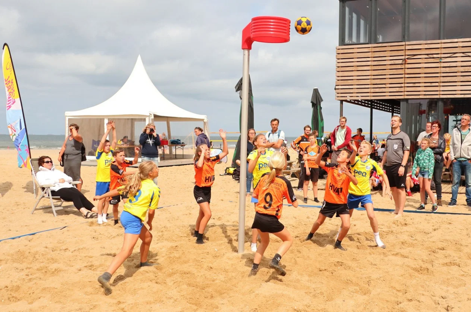 Kinderen die op het strand korfballen