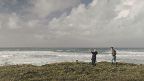 Twee mensen bij de kust